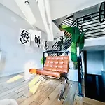 Fishtown Estate ~ Theatre Room ~ Rooftop Terrace